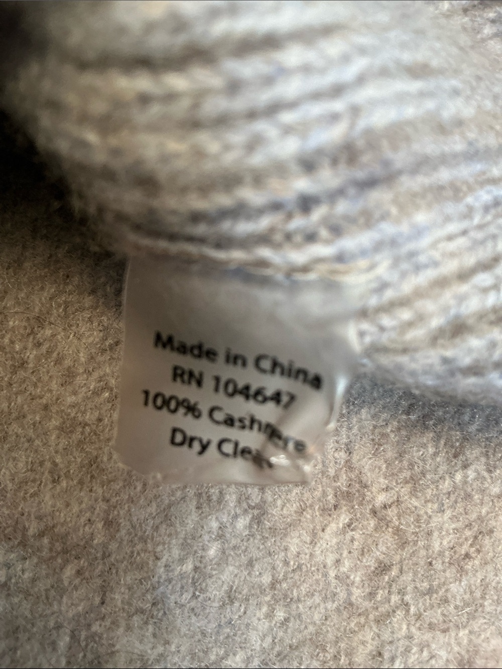 2246 - KINROSS CASHMERE - Luxurious 100% Cashmere V-Neck Sweater in Light Gray - Picture 9 of 9
